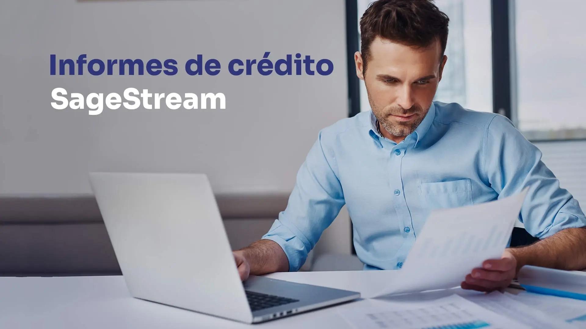 Hombre sentado detrás de la mesa y mirando su informe crediticio de SageStream