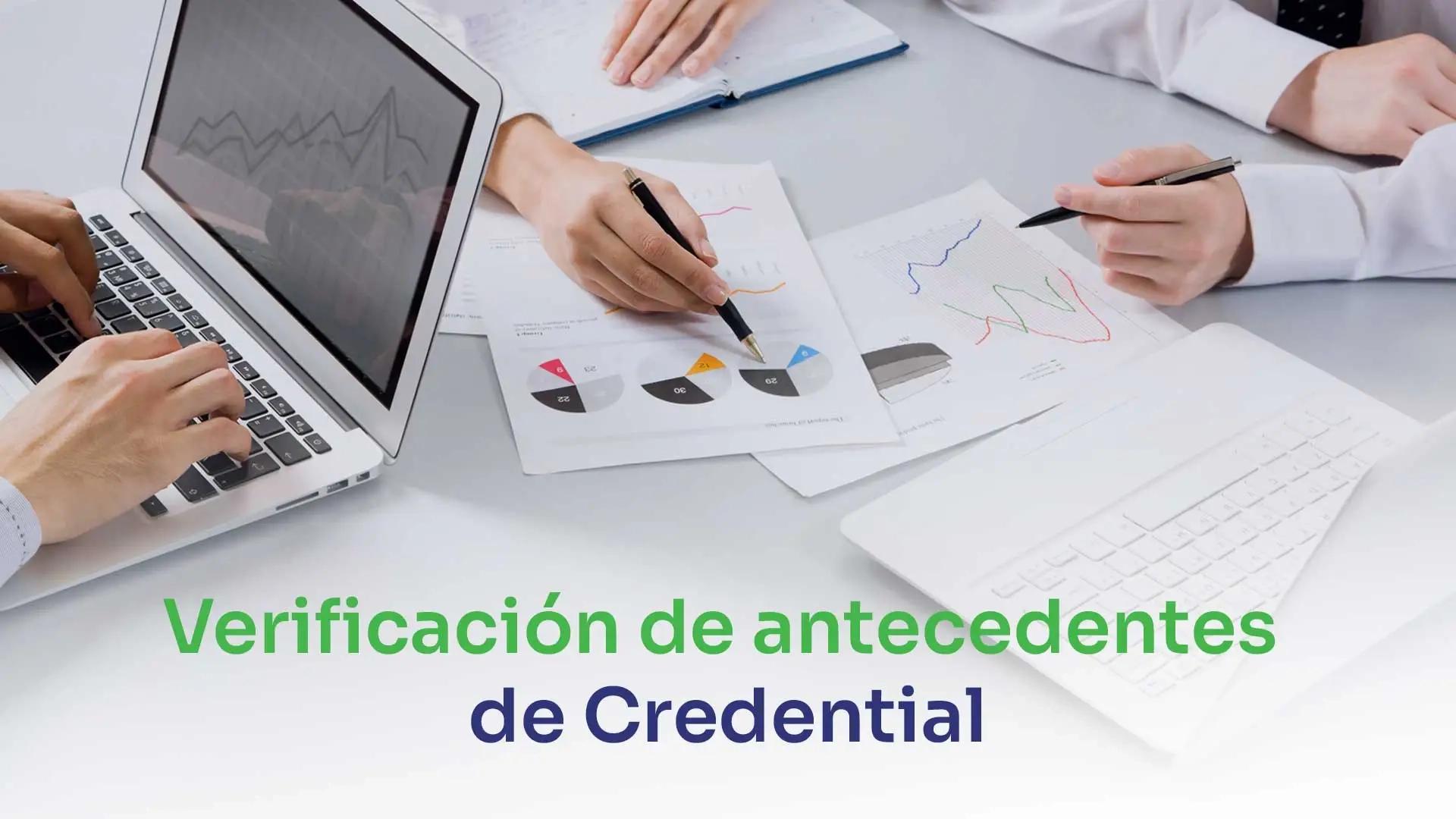 personas sentadas detrás de la mesa y disputando verificación de antecedentes de