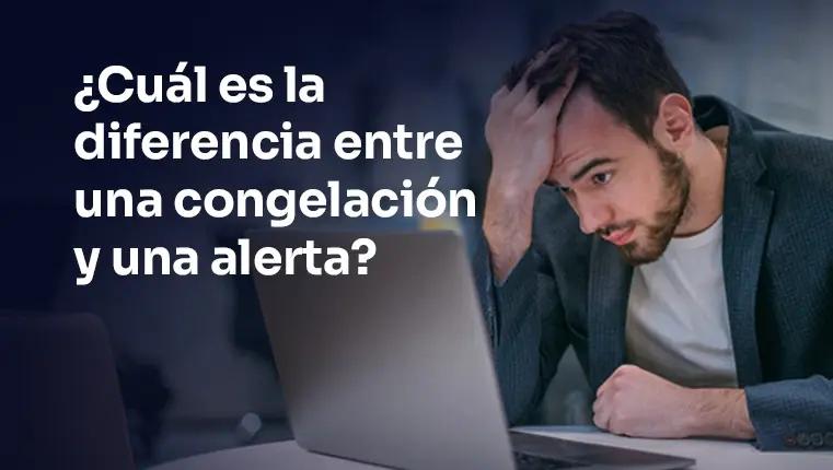 Hombre sosteniendo una tarjeta de crédito y pensando en congelar el crédito