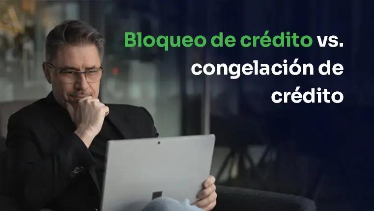 Tarjetas de crédito azules, rojas y doradas en la cerradura cerca del teclado