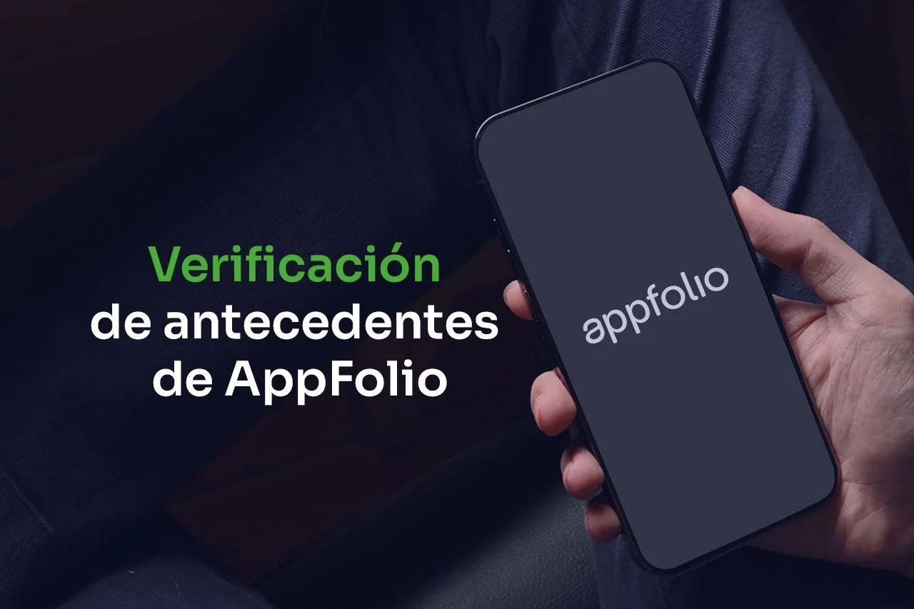 Hombre con un teléfono en la mano