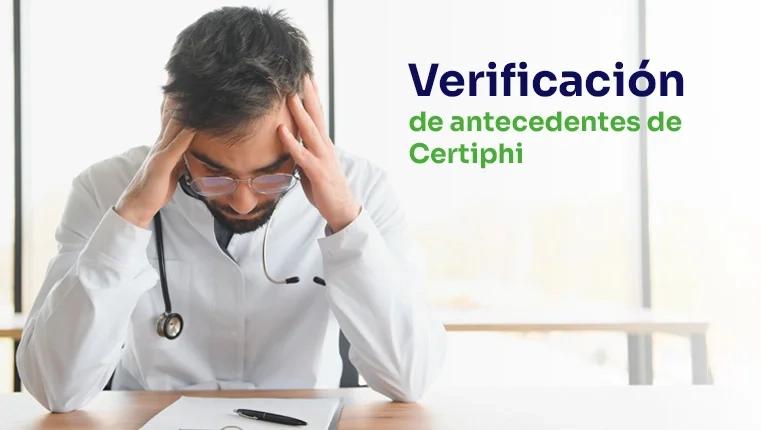 Hombre triste sentado en su mesa después de recibir la respuesta a una verificac