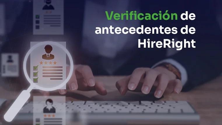 Una mujer evalúa a los empleados