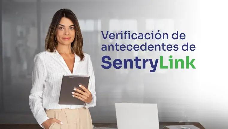 Hombre consultando documentos de SentryLink