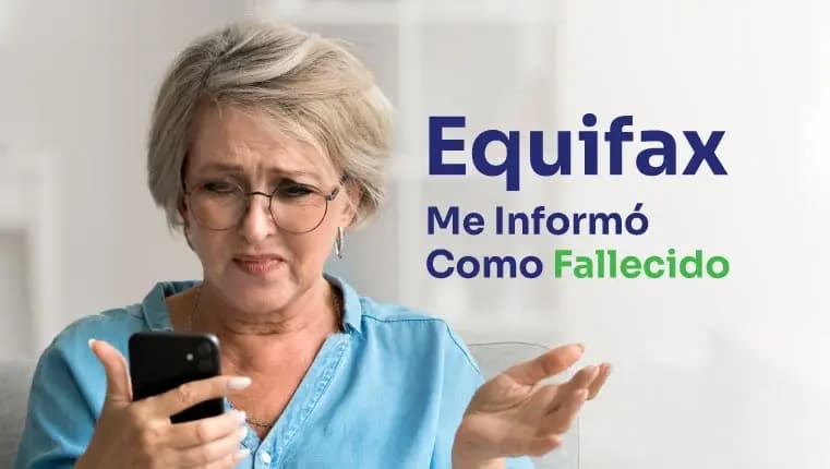 Hombre sentado a la mesa y triste por un error en su informe crediticio