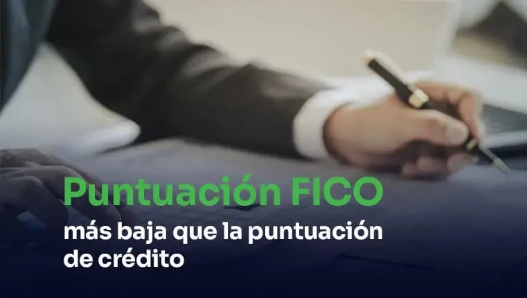 Una pareja tratando de averiguar por qué su puntuación FICO inferior al puntaje