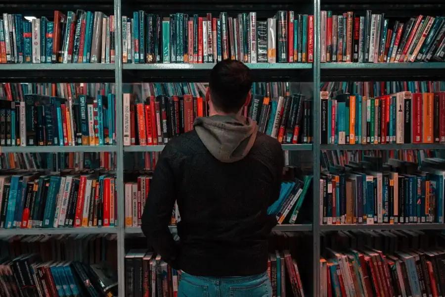 ¿Los libros vencidos de la biblioteca afectan el crédito?