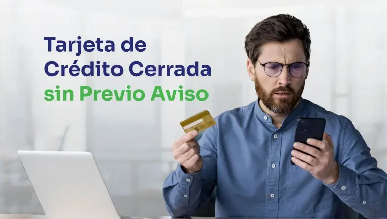 Hombre preguntándose por qué su tarjeta de crédito está cerrada sin previo aviso