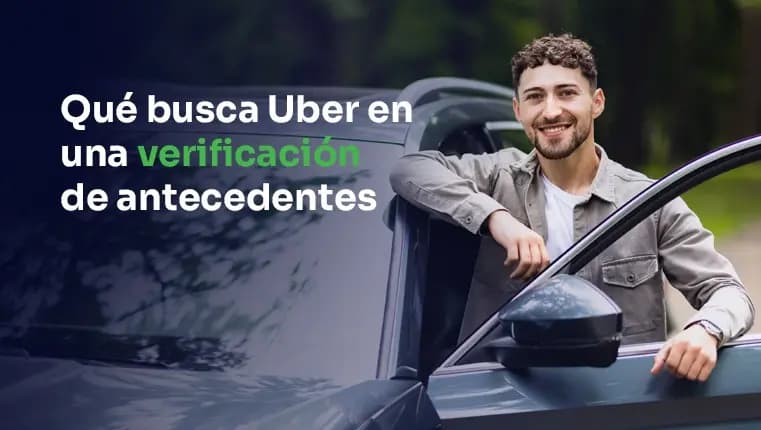 conductor de uber de pie cerca de su coche