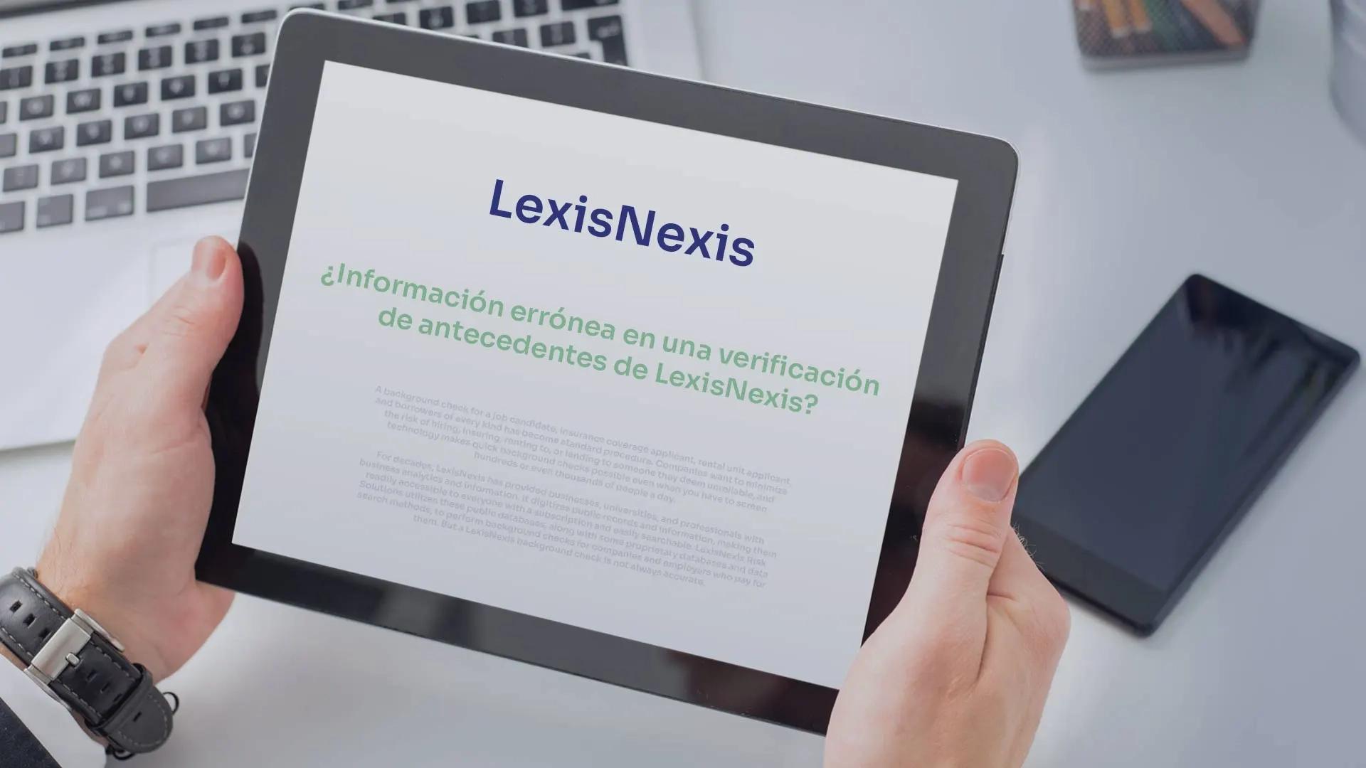 Hombre sujetando una tableta con disputa lexisnexis