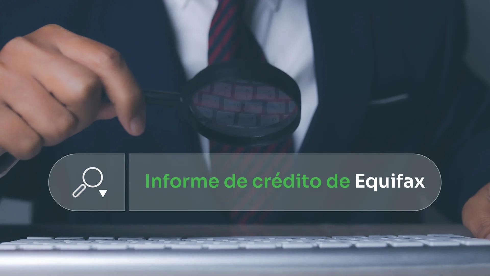 hombre revisando con lupa su informe crediticio equifax