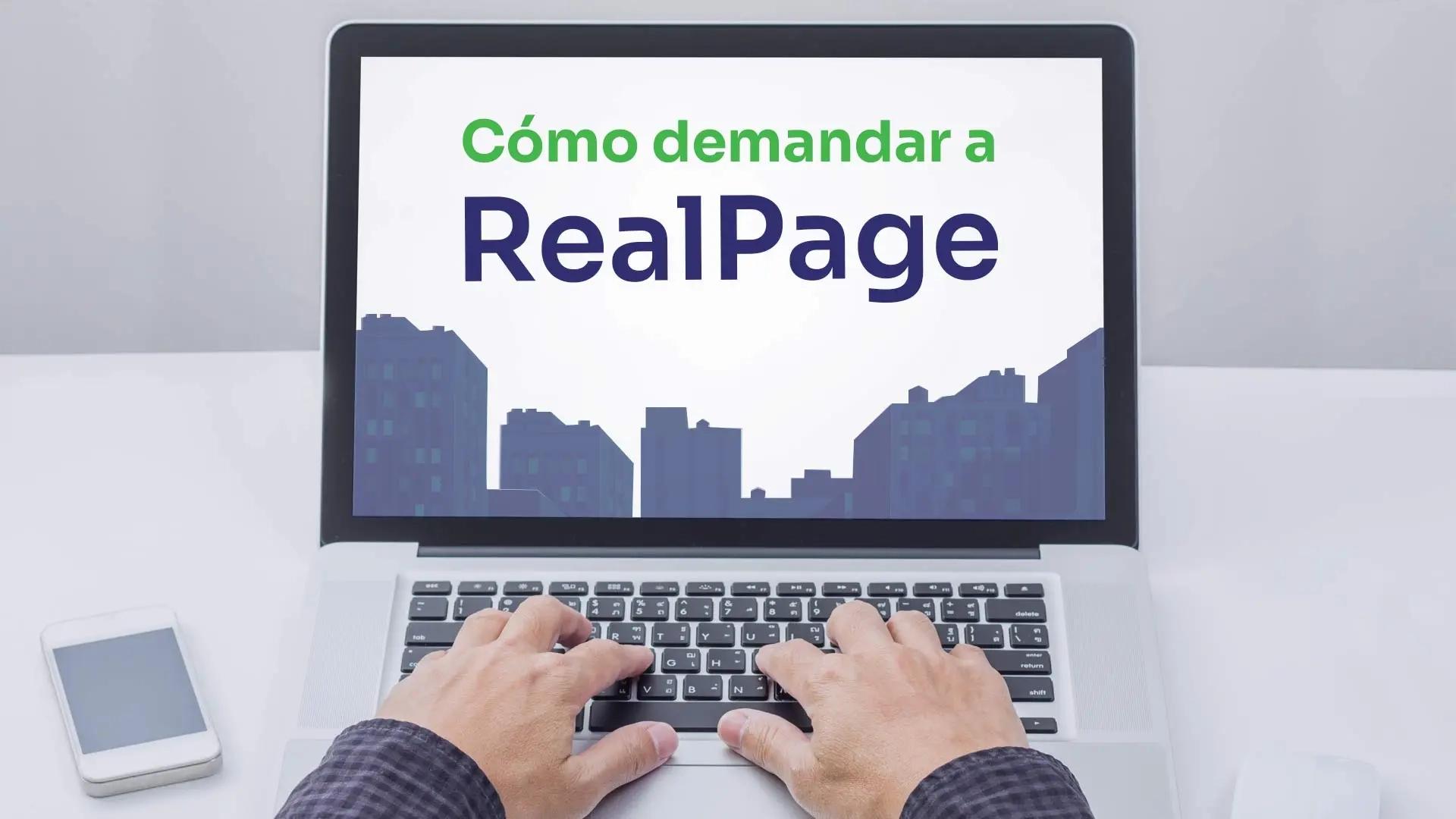 hombre buscando en Google cómo demandar a RealPage
