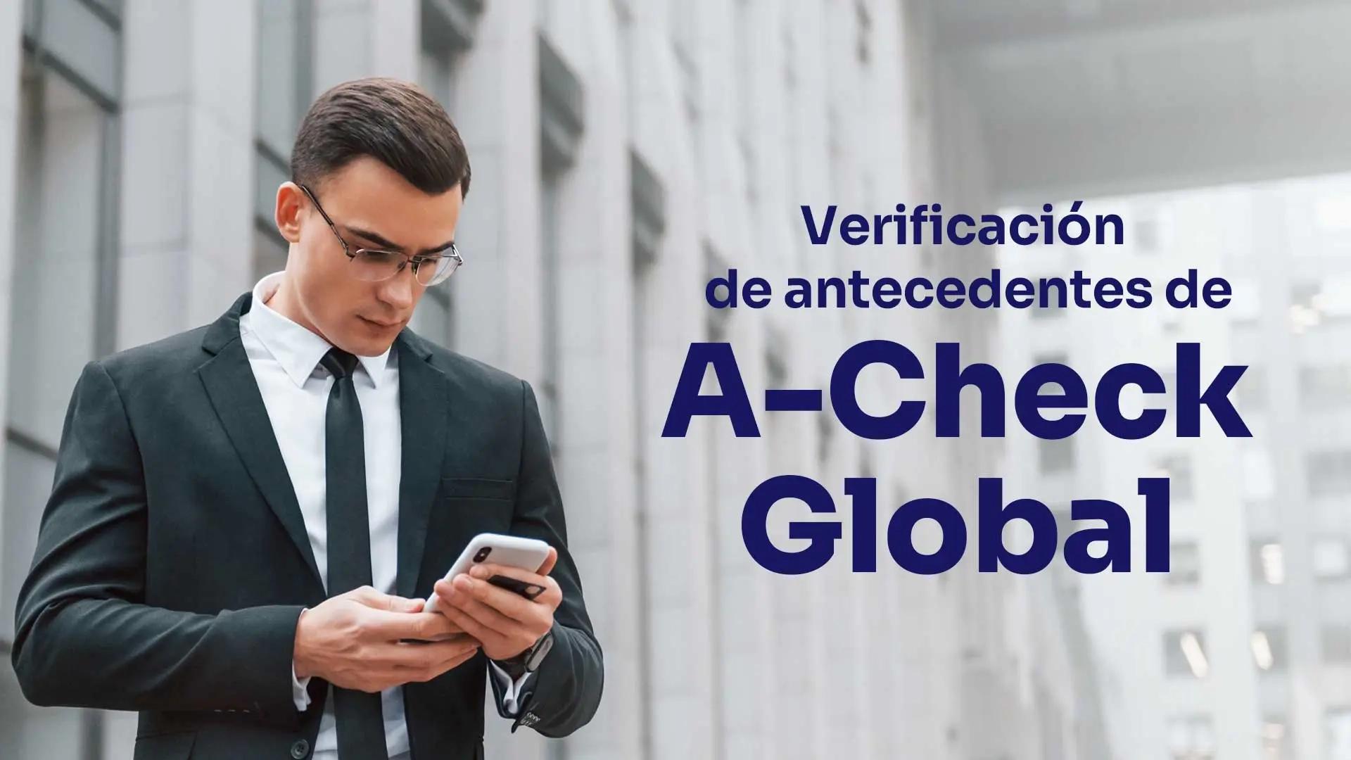 hombre mirando su verificación de antecedentes a-check global en su teléfono