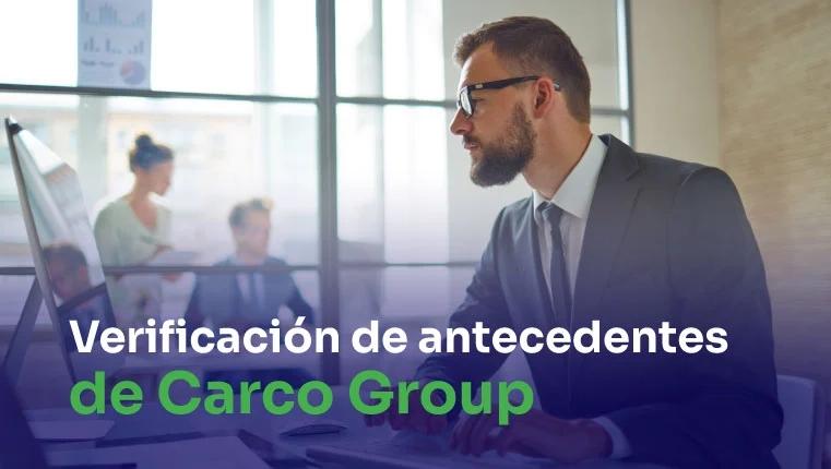 hombre mirando su verificación de antecedentes de carco group en su monitor