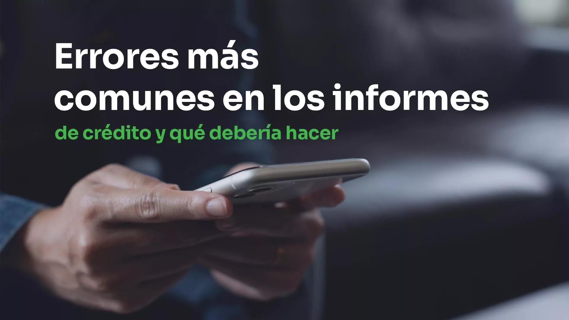 hombre sosteniendo un teléfono mirando su informe de crédito
