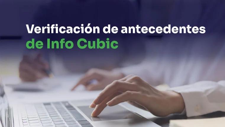 mujer escribiendo en un teclado