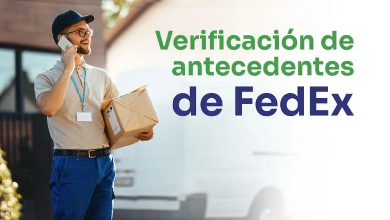 Hombre con gorra azul y paquete llamando a fedex para preguntar sobre su verificación de antecedentes