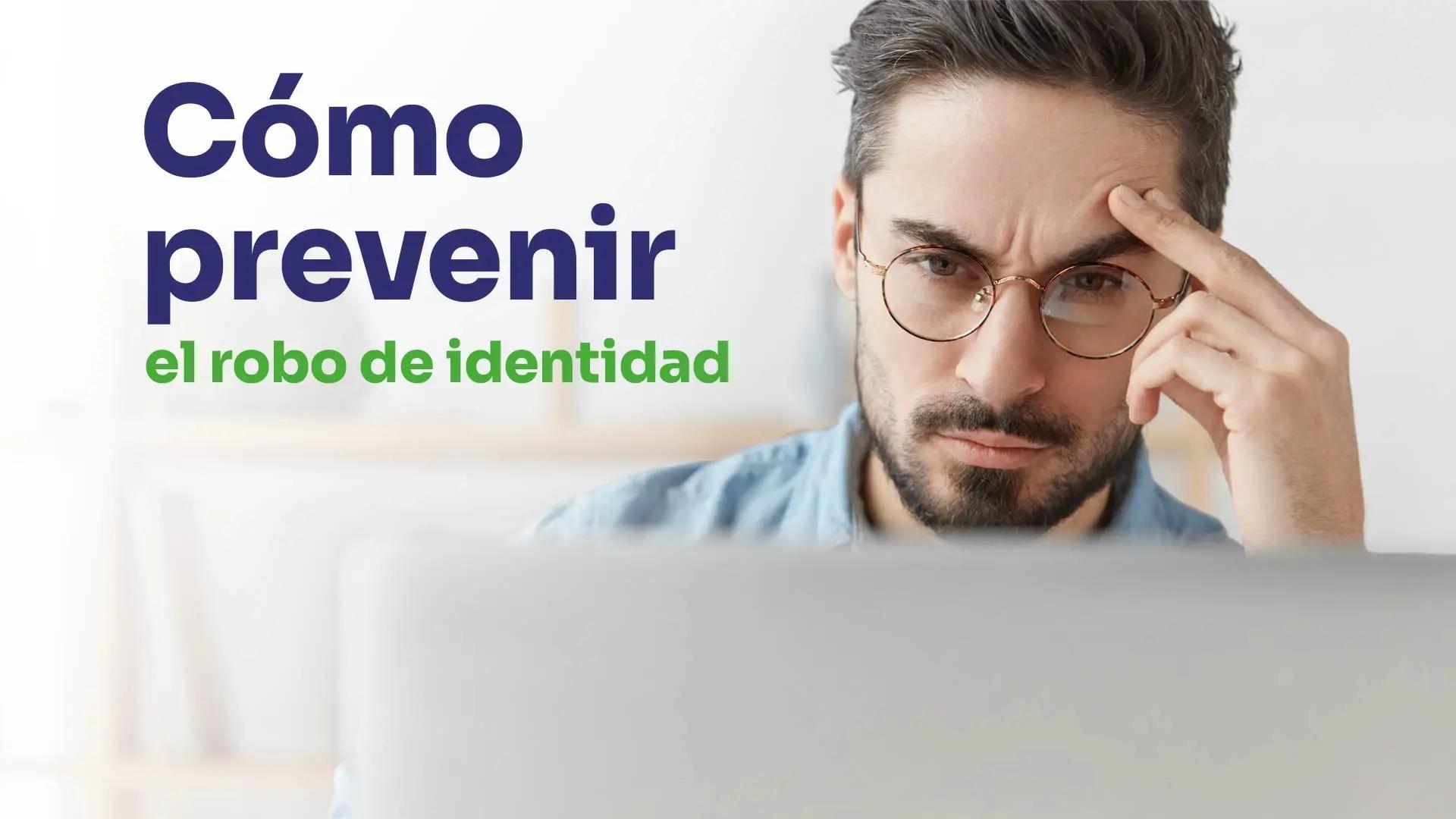 hombre sentado junto a su computadora portátil e intenta descubrir cómo prevenir el robo de identidad