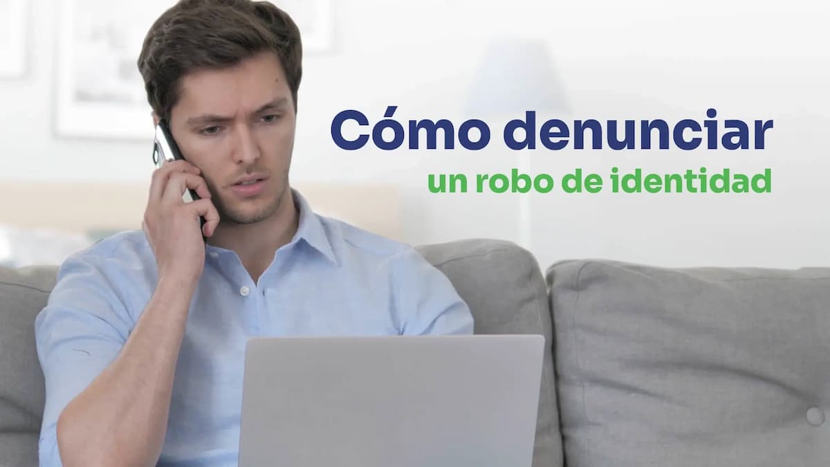 Hombre que sostiene un teléfono intenta denunciar el robo de identidad por teléfono