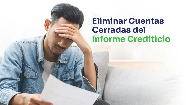 Hombre mirando confundido su informe de crédito