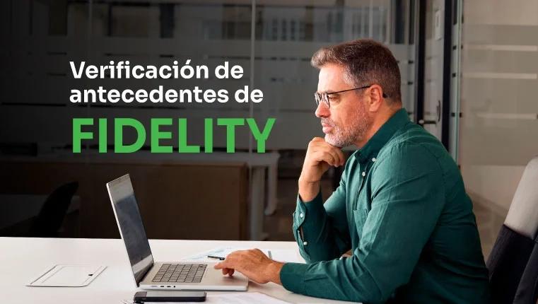 hombre en la oficina mirando en el portátil su verificación de antecedentes de fidelidad