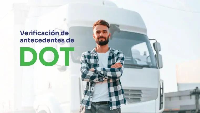camionero parado frente a su camión