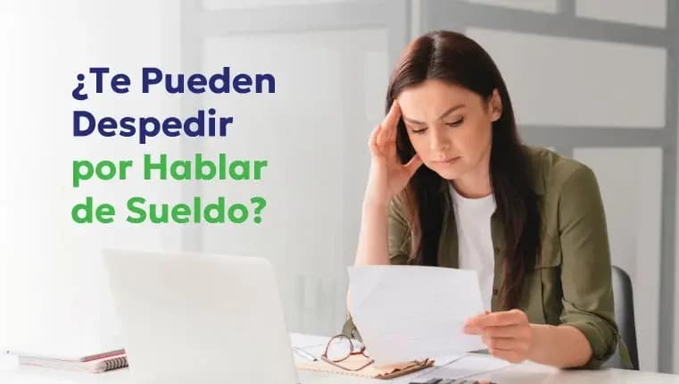 Mujer ansiosa mirando el documento