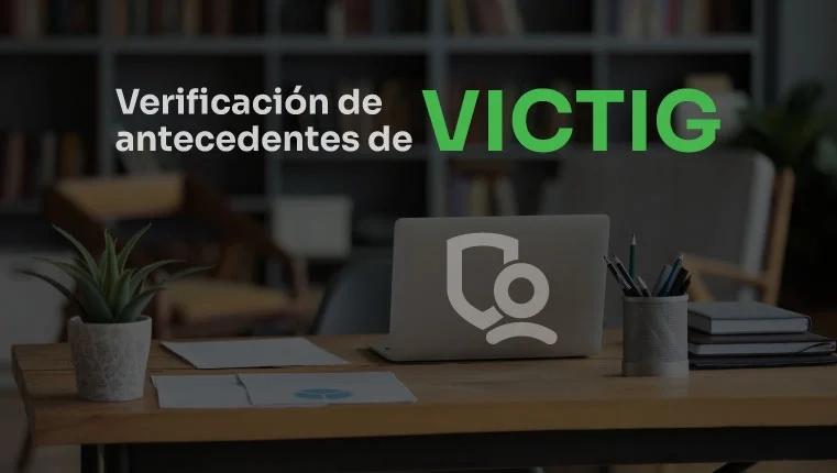 ordenador portátil sobre la mesa cerca de la verificación de antecedentes de victig