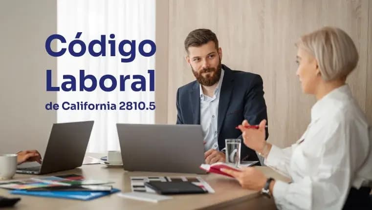 Hombre con barba y traje clásico discutiendo el código laboral con su colega