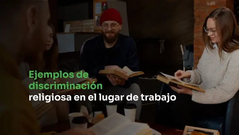 Hombre con sombrero rojo sosteniendo un libro en la mano