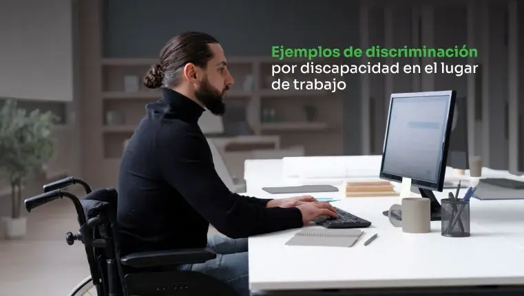 Hombre sentado frente a la computadora buscando en Google ejemplos de discriminación por discapacidad