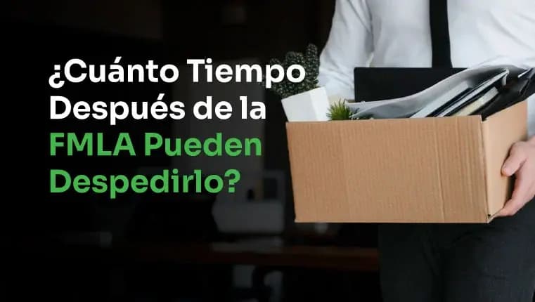 Hombre sosteniendo una caja en sus manos llena de sus suministros de oficina.