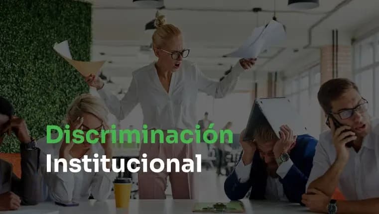 Gerente gritando a sus empleados y agitando documentos