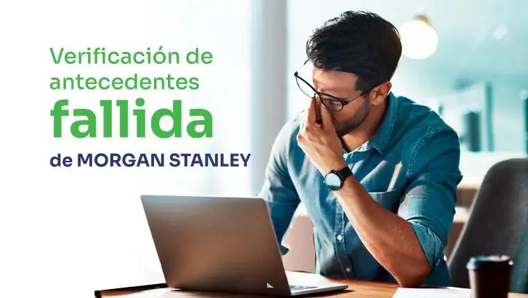 hombre deprimido junto a su portátil tras no superar la verificación de antecedentes