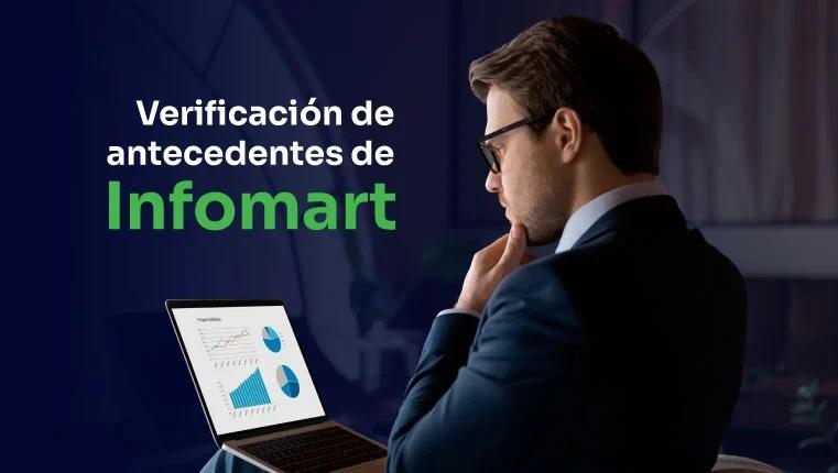 hombre mirando en su ordenador portátil su verificación de antecedentes infomart