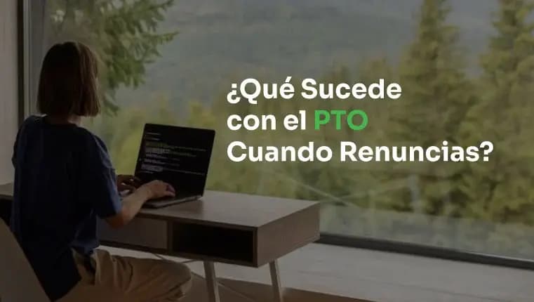 Mujer trabajando detrás de su computadora portátil frente a una ventana panorámica