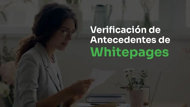 Mujer con gafas mirando su verificación de antecedentes