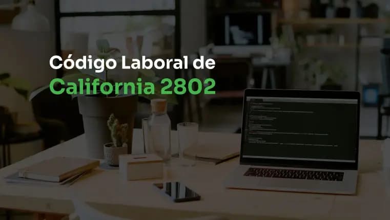 Mesa de trabajo con computadora portátil encima