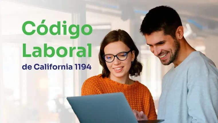 Pareja de colegas mirando el código laboral en una computadora portátil