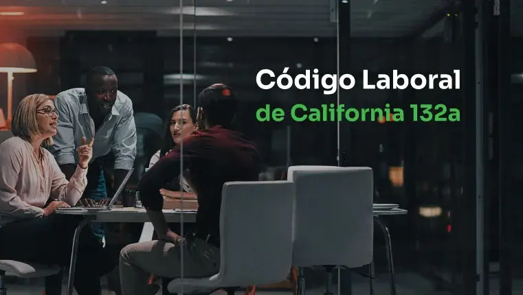 Compañeros discutiendo el código laboral en la sala de reuniones