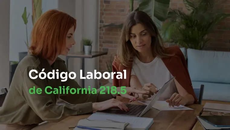 Mujeres discutiendo el código laboral en la oficina