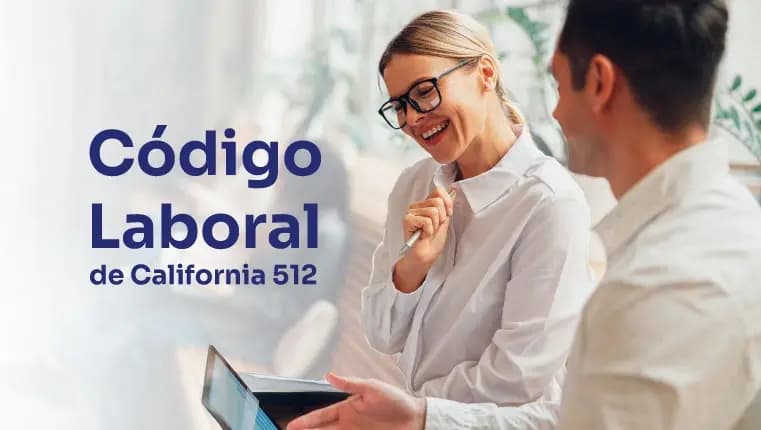 mujer rubia con camisa blanca mostrando al colega el nuevo código laboral