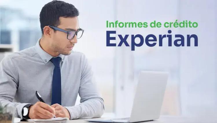 Un hombre asombrado por la baja puntuación de su informe de crédito Experian