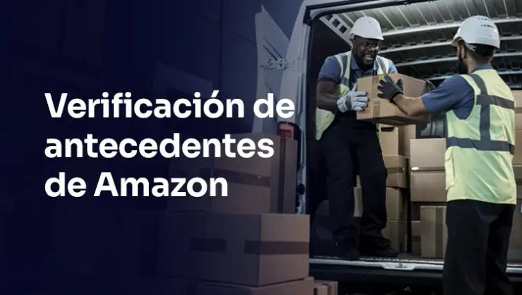 Un hombre triste sentado en el sofá junto a su portátil