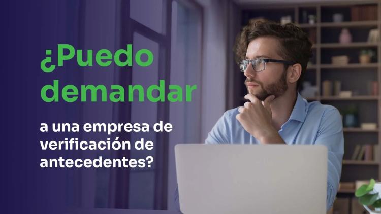 hombre sentado en su lugar de trabajo pensando en demandar a la empresa para una verificación de antecedentes
