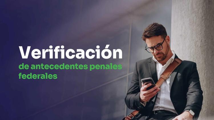 hombre de traje revisando sus antecedentes federales en el smartphone
