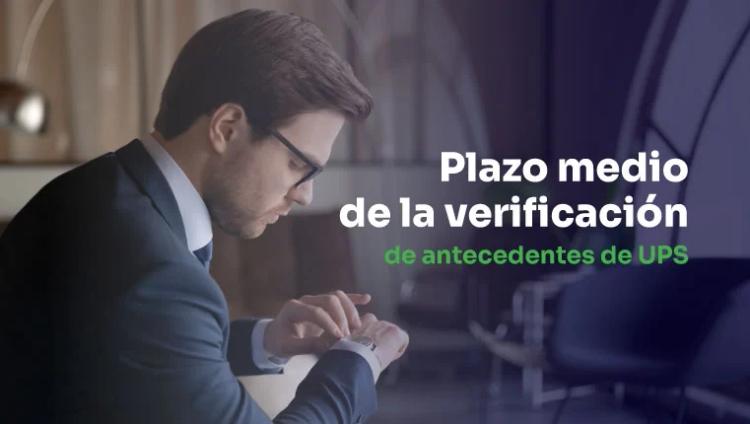 hombre mirando su reloj esperando la verificación de antecedentes de UPS