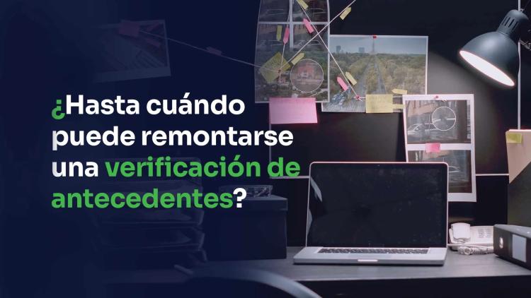 título frente a la computadora portátil en el escritorio con fotos
