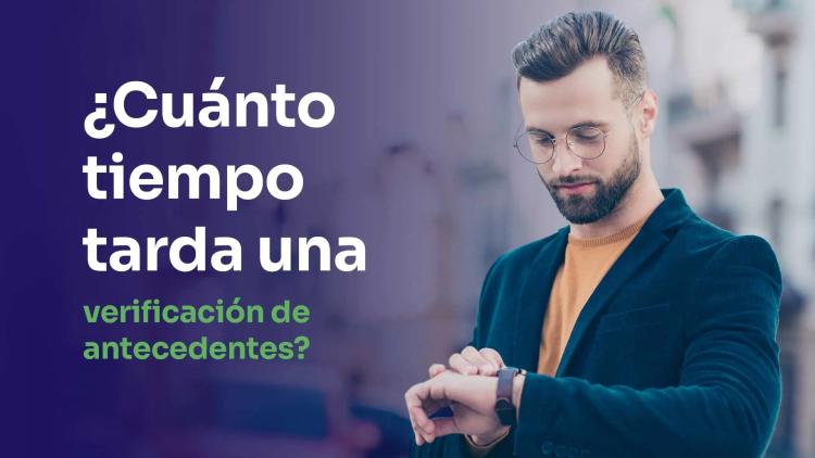 hombre mirando sus relojes esperando verificación de antecedentes