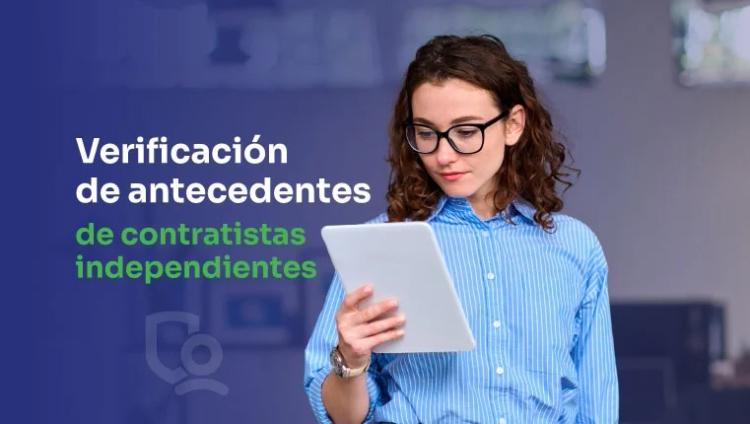 mujer sosteniendo su verificación de antecedentes de contratista independiente